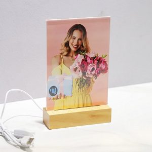 מסגרת תאורה אקרילית קרן 13×18 עם בסיס עץ