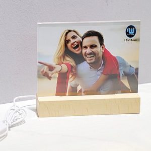 מסגרת תאורה אקרילית קרן 13×18 שוכבת עם בסיס עץ